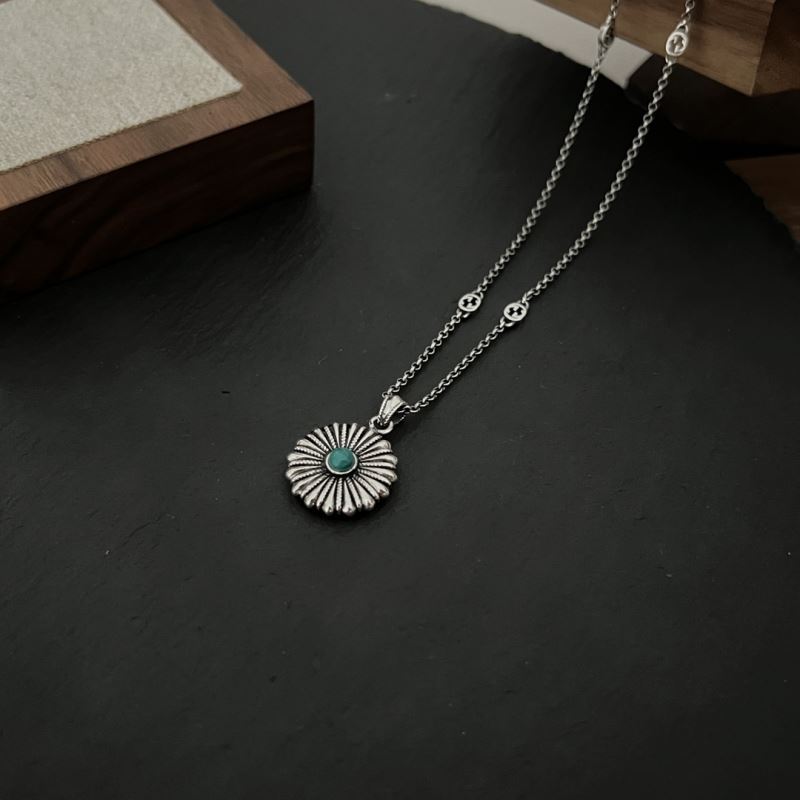 G*u*i necklaces